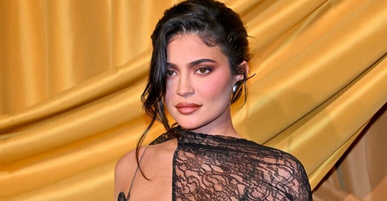 Κάιλι Τζένερ: Την κατηγορούν ότι αναρτά φωτογραφίες με τα παιδιά της για να «καλύψει» το σκάνδαλο της Balenciaga