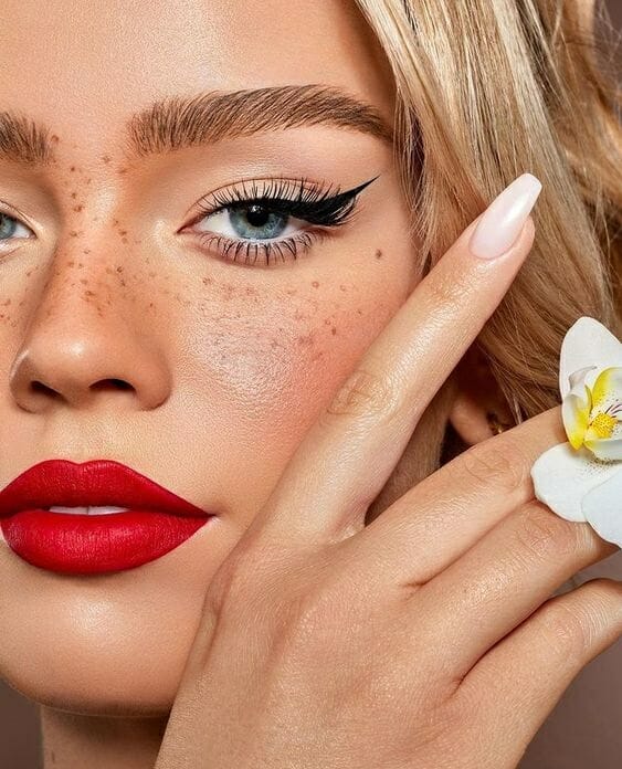 Μακιγιάζ: Αυτό είναι το θαυματουργό προϊόν που θα σου χαρίσει βλέμμα ξεκούραστο και λαμπερό!