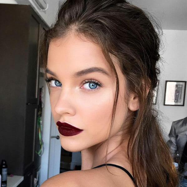 Vampy Lips: Δείτε τα ομορφότερα looks με πρωταγωνιστή τις σκούρες αποχρώσεις