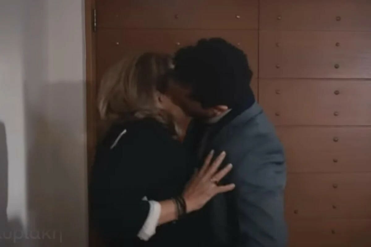 Γη της Ελιάς: Ο Οικονομέας φιλάει την Αθηνά και εκείνη τον χαστουκίζει