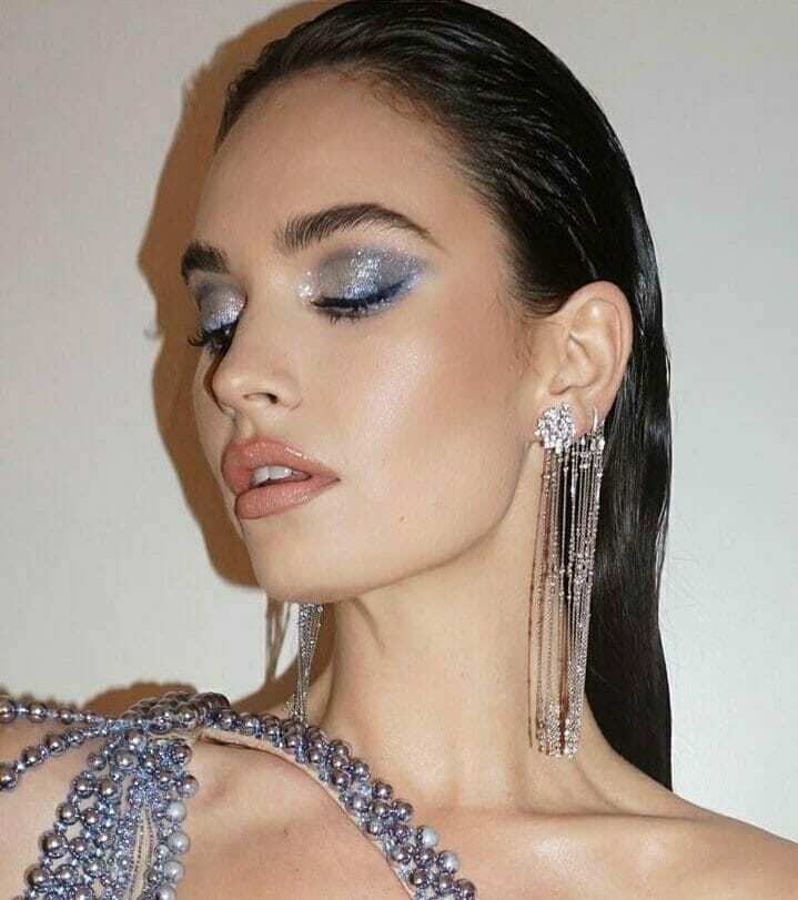 Γιορτινό νεσεσέρ: Τα απαραίτητα προϊόντα που πρέπει να έχει