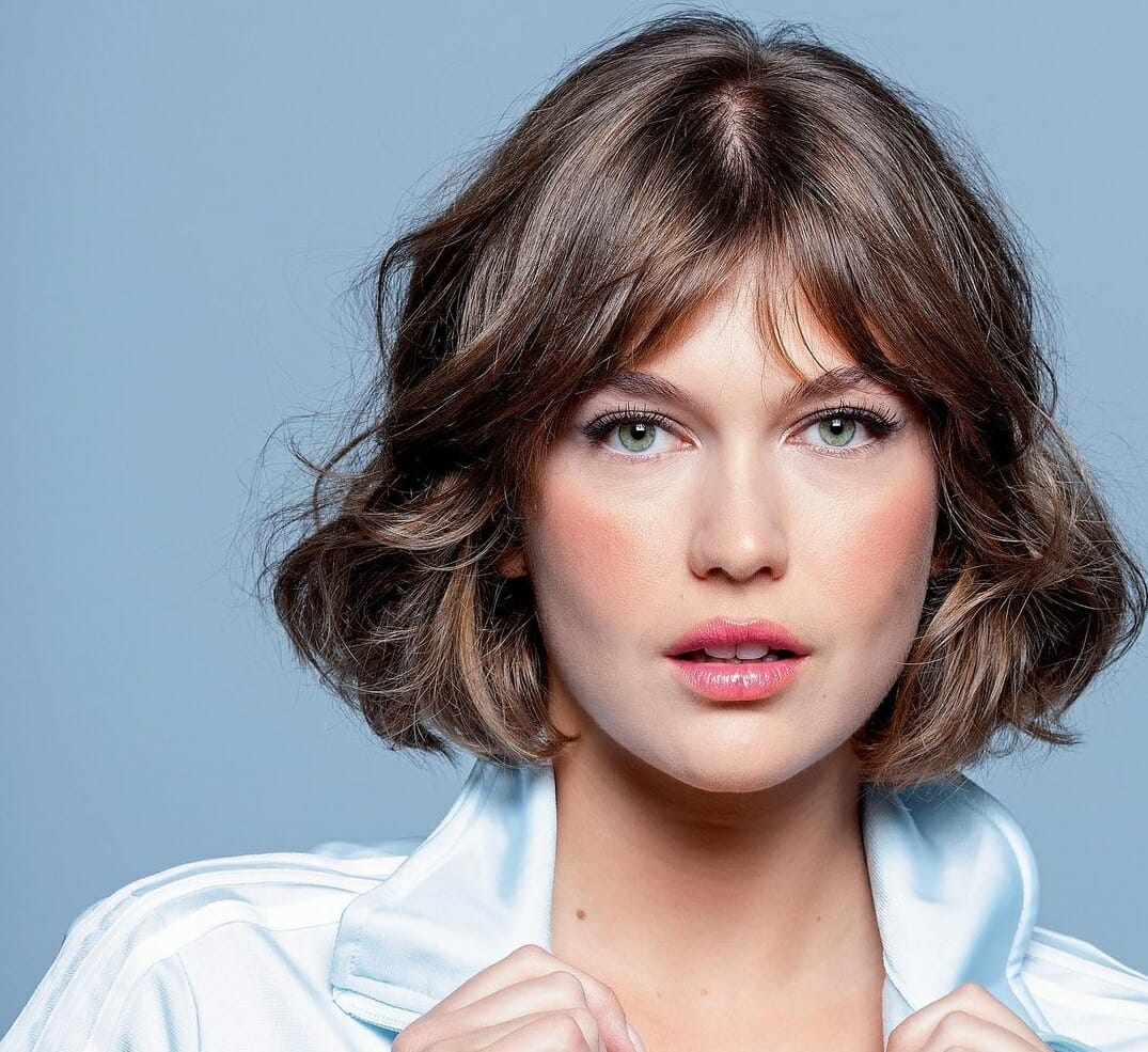 Kλέλια Ανδριολάτου: Ποζάρει με λευκό σουτιέν σε μπαλκόνι στη Γαλλία