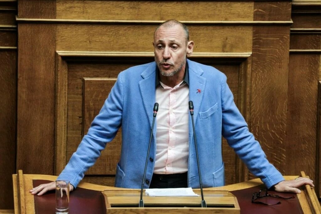 Κλέων Γρηγοριάδης: Έκανε… στριπτίζ την ώρα που η βουλευτής Μαρία Απατζίδη μιλούσε σε ζωντανή σύνδεση στη Βουλή