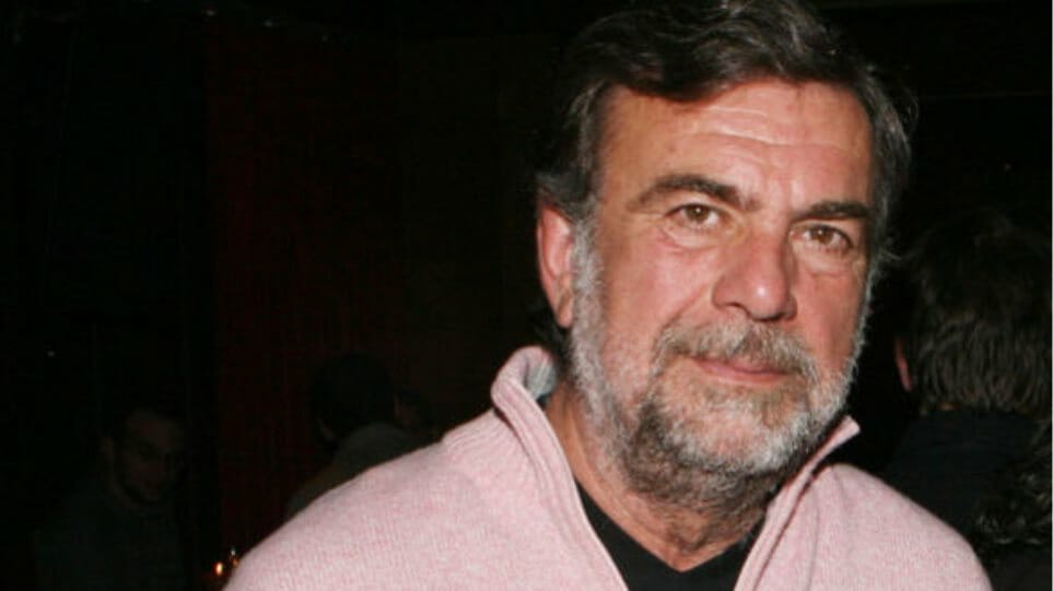 Λάκης Κομνηνός: Ο γόης του Ελληνικού κινηματογράφου βρίσκεται στη Μάνη και μαζεύει ελιές