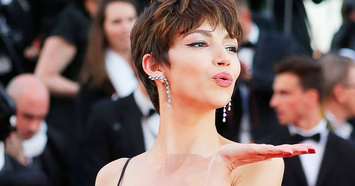 Ούρσουλα Κορμπερό: Η φούστα της «Τόκιο» δεν αφήνει πολλά στη φαντασία