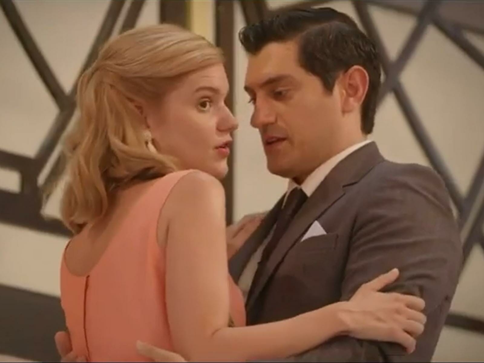 Παράδεισος Κυριών: Ο Ντίνος τρέχει στην εκκλησία να διαλύσει τον γάμο Αμαλίας - Πάρη!