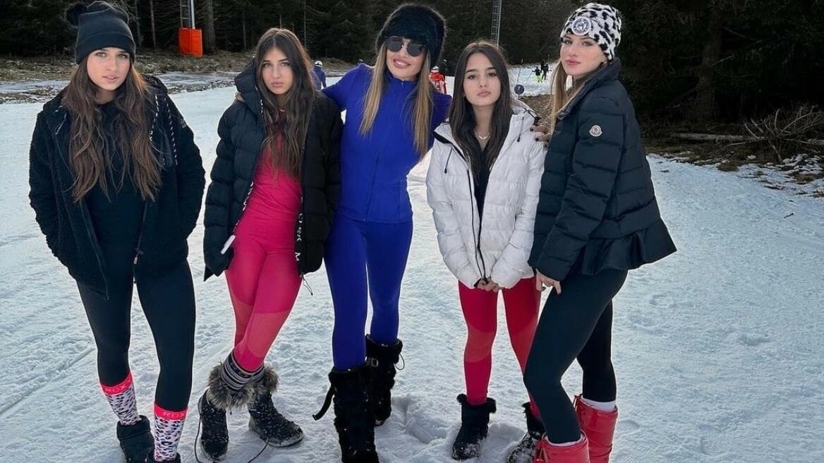 Ελένη Πετρουλάκη: Ποζάρει με τις τέσσερις κόρες της στα χιόνια!