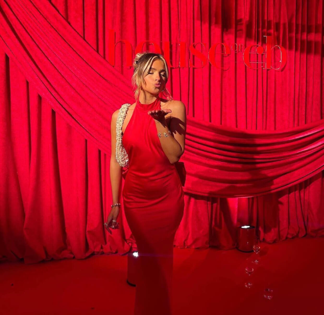 Κόκκινο: Το χρώμα του πάθους γίνεται ο απόλυτος πρωταγωνιστής στις γιορτές