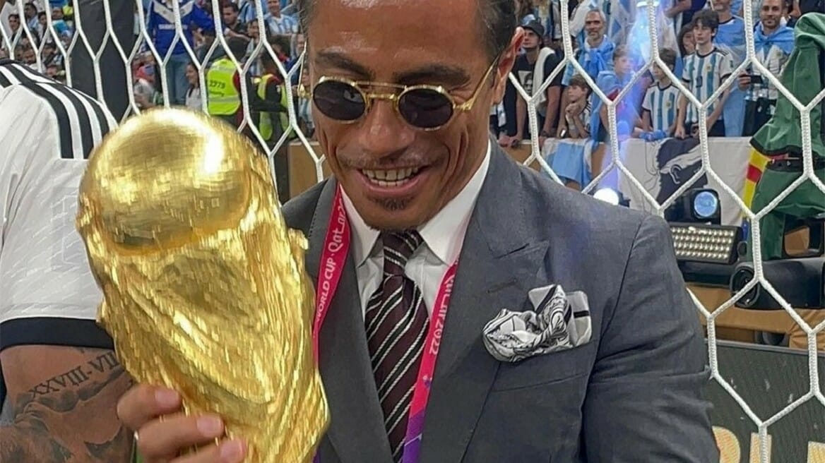 Σάλος με τον Salt Bae που έπιασε το κύπελλο του Μουντιάλ: «Γιατί την αγγίζεις; Είναι για τους παίκτες, όχι για celebrities»