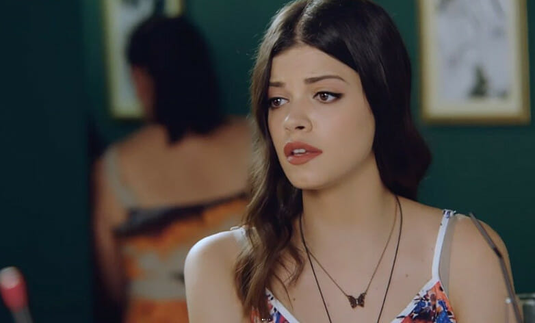 Τζένη Καζάκου: Η υποκριτική, οι γονείς της και η αποκάλυψη για την προσωπική της ζωή