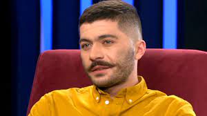 Άρης Τσάπης: Έκανε πρόταση γάμου επί σκηνής στη σύντροφό του - Πότε παντρεύεται;