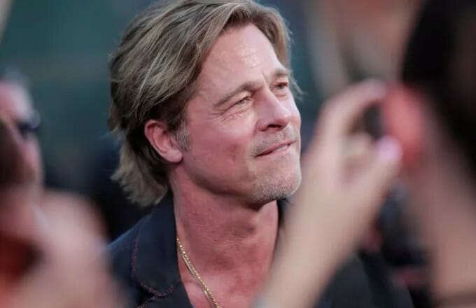 Μπραντ Πιτ: Μαζί με την 32χρονη σύντροφό του έκαναν τόπλες ηλιοθεραπεία