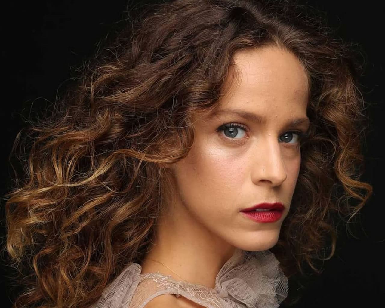 Μια διαφορετική «Ασημίνα»: Η Έλλη Τρίγγου φωτογραφίζεται τόπλες και εντυπωσιάζει