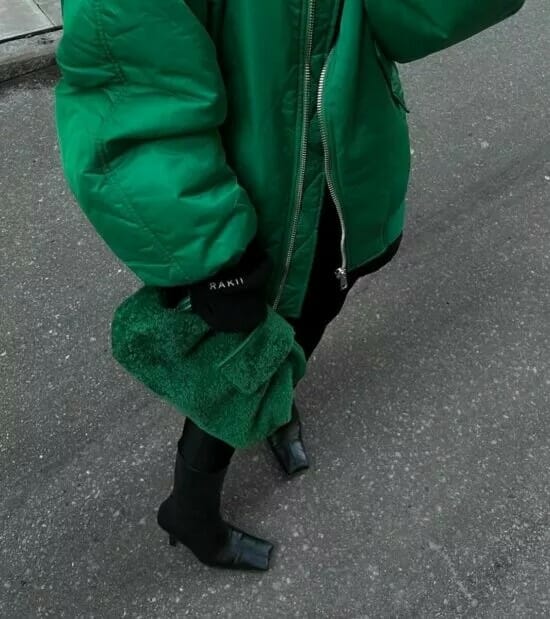 Γούνινα μίνι τσαντάκια: Το στυλάτο και cozy αξεσουάρ της σεζόν