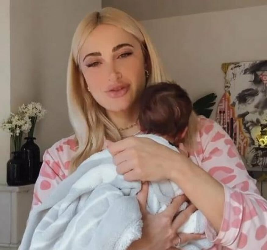 Ιωάννα Τούνη: Ποζάρει αγκαλιά με τον γιο της στο Instagram