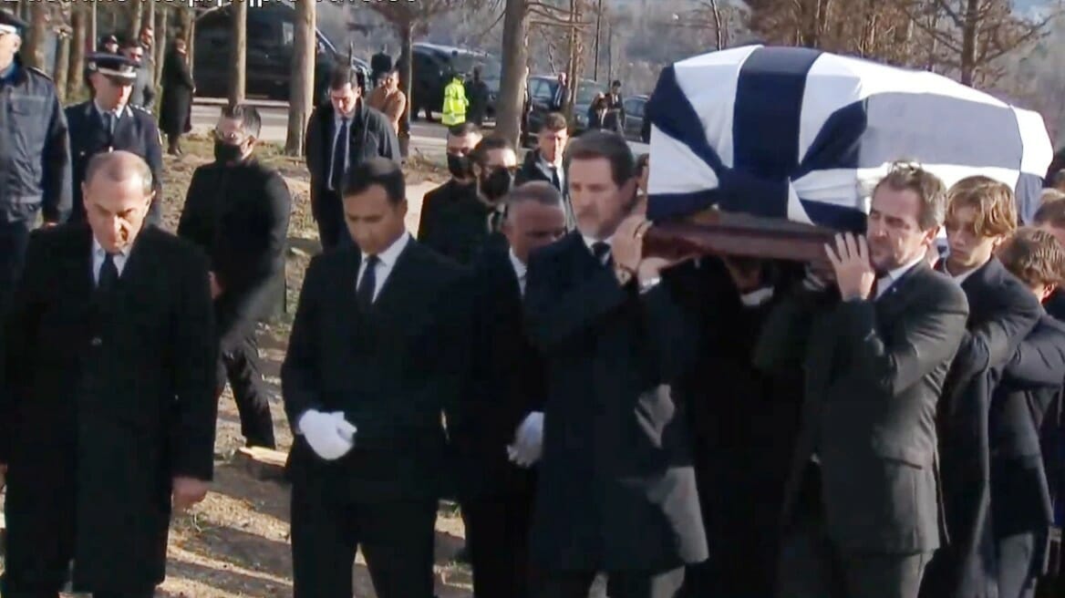 Τέως βασιλιάς Κωνσταντίνος: Αυτή την ώρα η ταφή του στο Τατόι