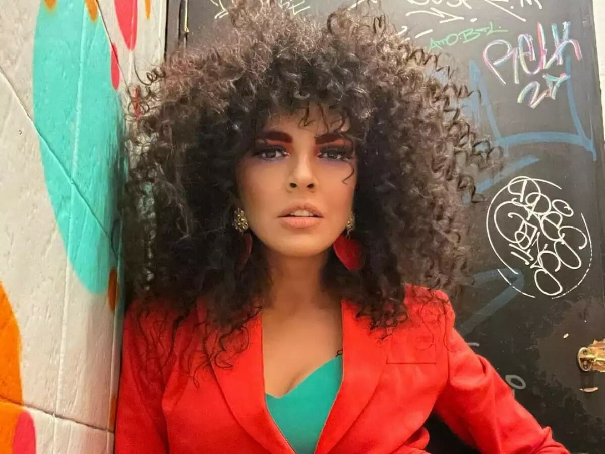 Μαρία Σολωμού: Έγινε ξανθιά και ποζάρει χωρίς εσώρουχο!