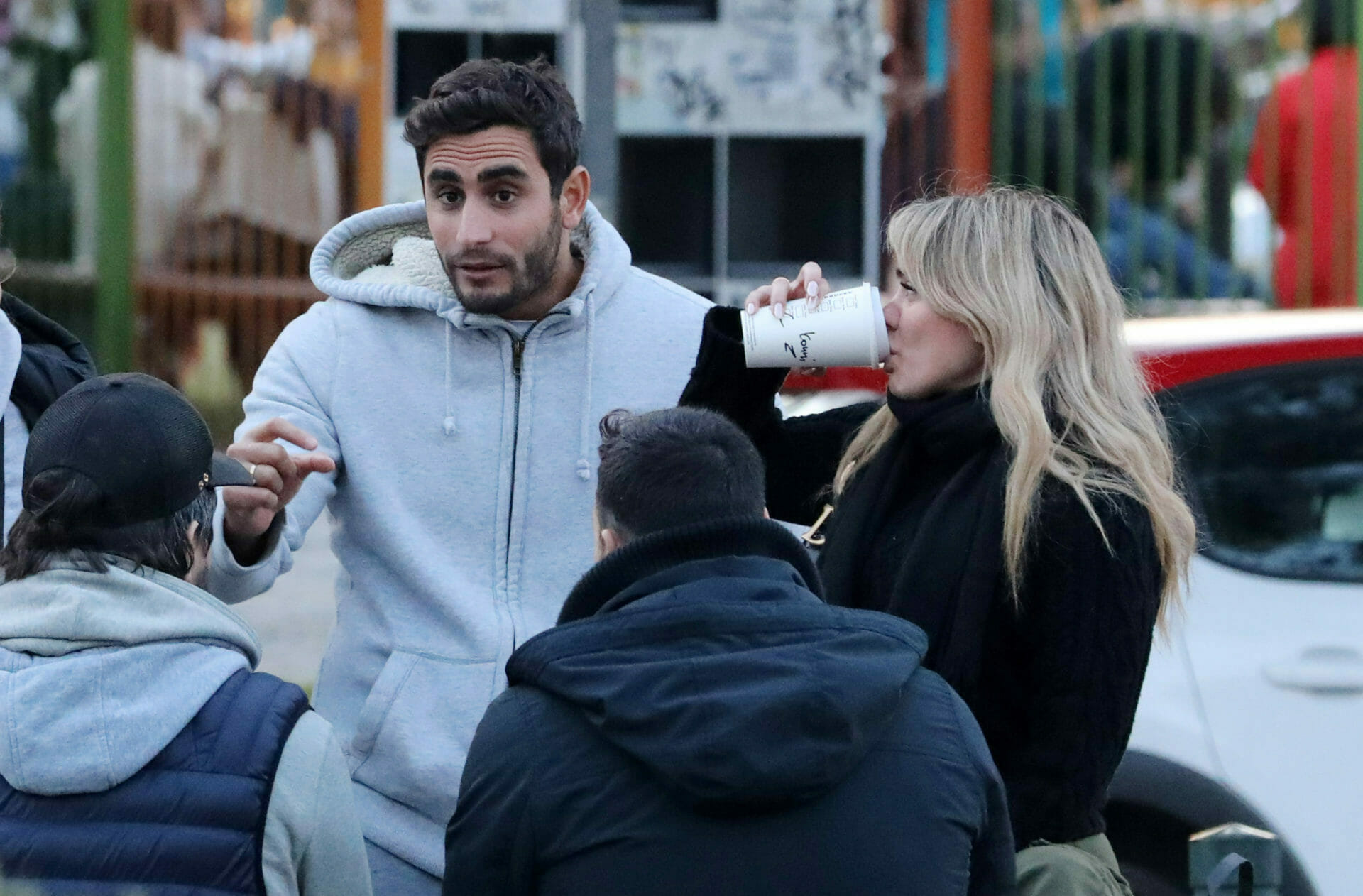 Κόνι Μεταξά - Μάριος Καπότσης: Βόλτα στη Γλυφάδα με καφέ στο χέρι