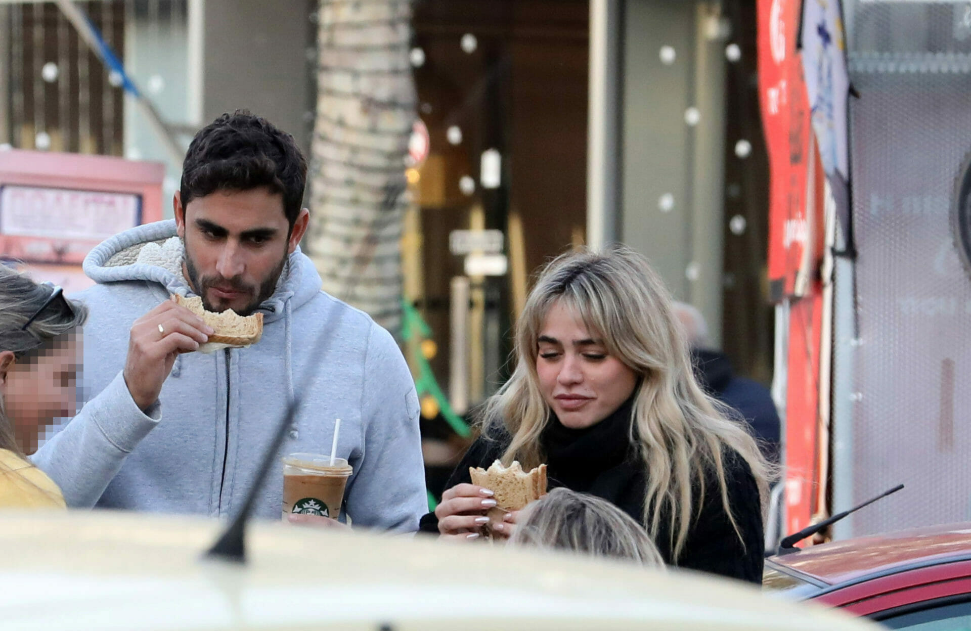 Κόνι Μεταξά - Μάριος Καπότσης: Βόλτα στη Γλυφάδα με καφέ στο χέρι