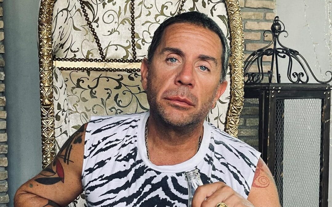 Γιώργος Μαζωνάκης: Κάνει μπάνιο στη θάλασσα και τραγουδά