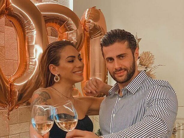 Ευρυδίκη Βαλαβάνη - Κωνσταντίνος Βασάλος: Φωτογραφίζονται μαζί στο αεροδρόμιο λίγο πριν την αναχώρησή τους για το Survivor All Star