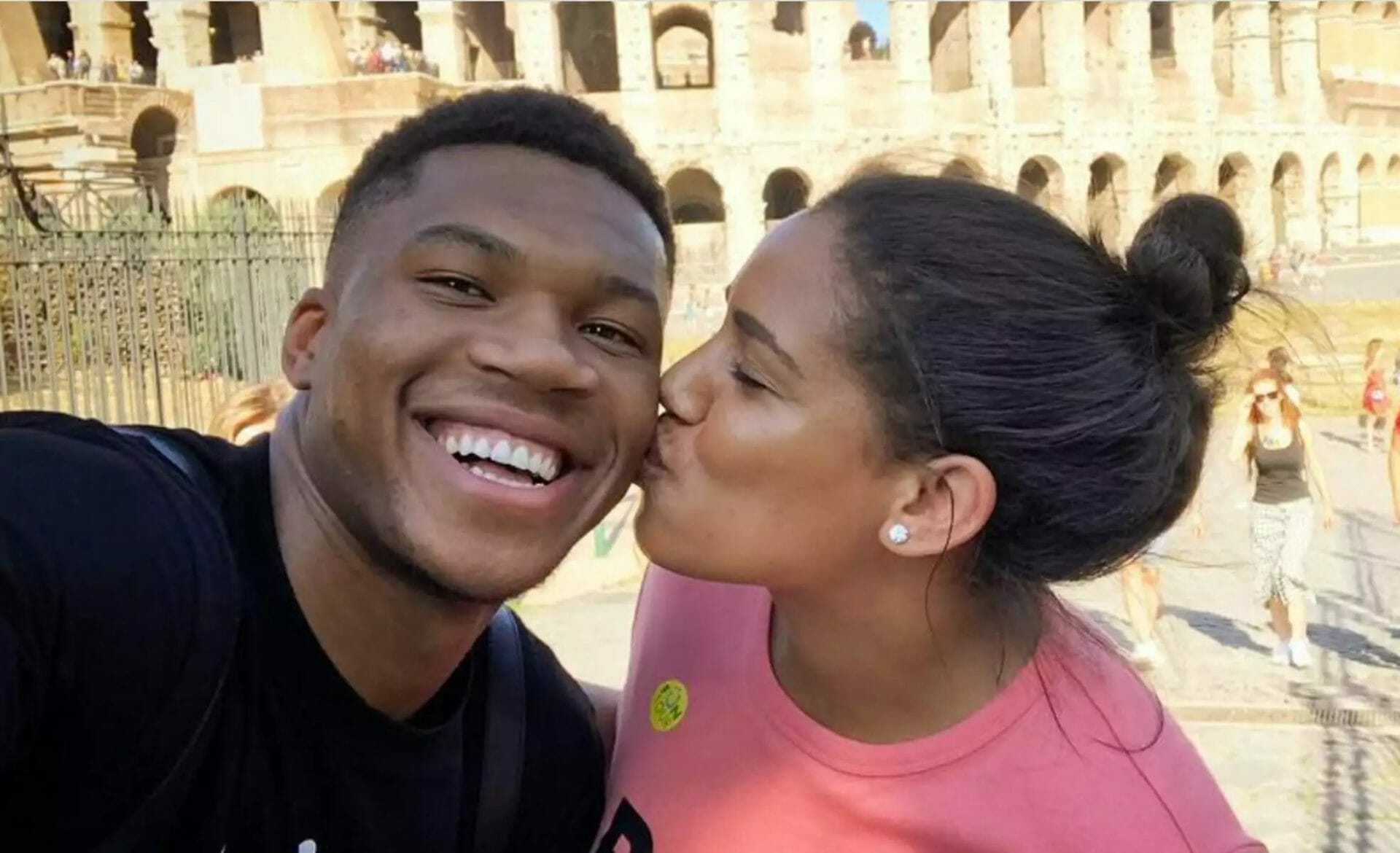 Γιάννης Αντετοκούνμπο: Έπιασε δημοσίως τα οπίσθια της συντρόφου του - Το Twitter πήρε «φωτιά»!