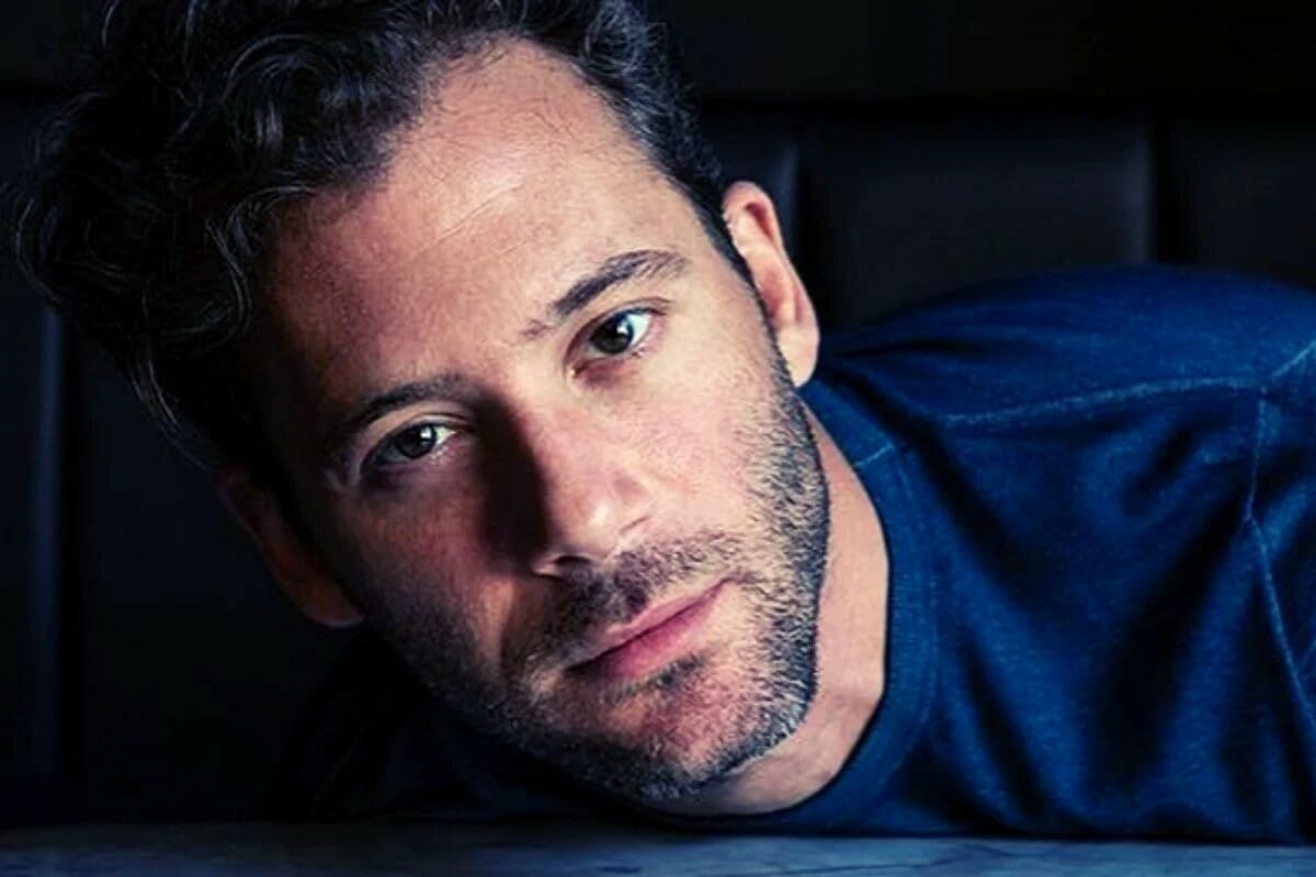 Αντίνοος Αλμπάνης: «Οι καλλιτέχνες είχαν καταντήσει “κρέατα” που πωλούνταν στα κρεοπωλεία»