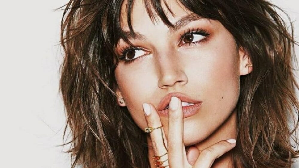 Ούρσουλα Κορμπερό: Στο κρεβάτι με διάφανο κορμάκι η «Τόκιο» του «La Casa De Papel»