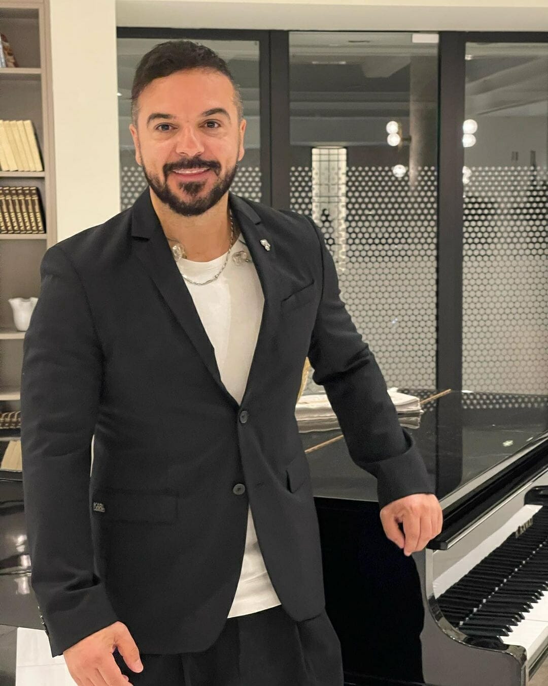 Τριαντάφυλλος: Σπάνια φωτογραφία με μακριά μαλλιά