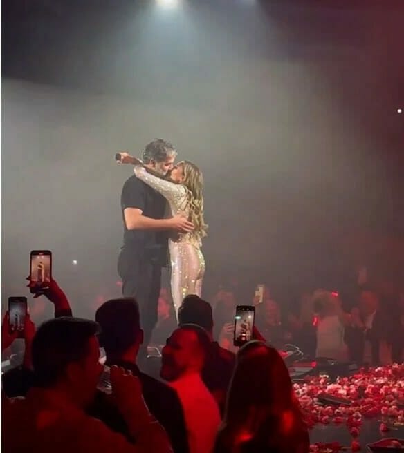 Βανδή - Μπισμπίκης: Φιλήθηκαν στην πίστα