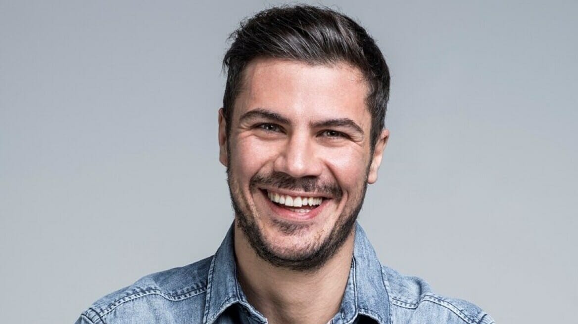 Άκης Πετρετζίκης: Αεροπλανάκι με την έξι μηνών κόρη του