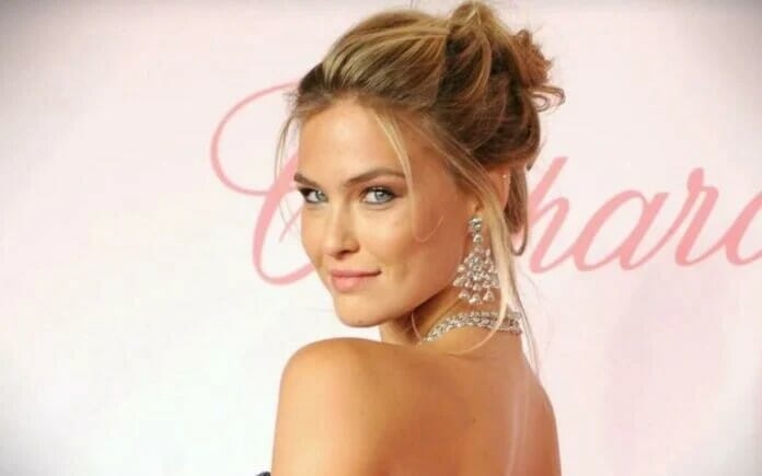 Μπαρ Ρεφαέλι: Ποζάρει αλά Ιρίνα Σάικ με καυτό μπικίνι