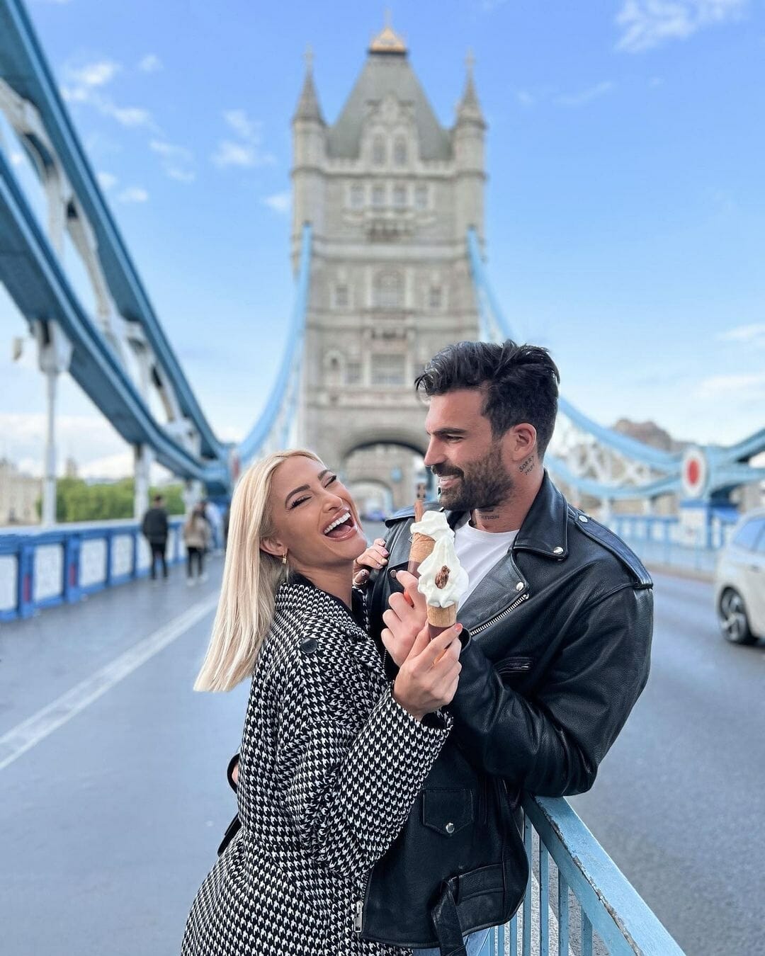 Δημήτρης Αλεξάνδρου: Αγκαλιά με τον μικρό... Νουνίτο στα χιόνια!