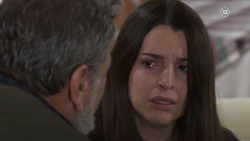 Γη της Ελιάς: Ο Κωνσταντίνος παραδέχεται τα πάντα στην Ισμήνη!