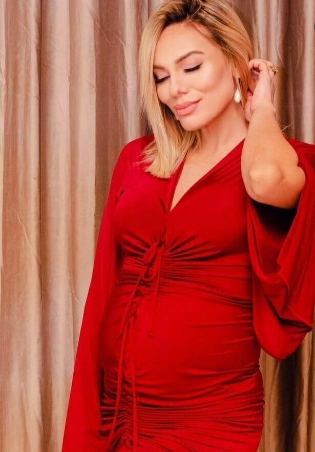 Ιωάννα Μαλέσκου: Ποζάρει με κόκκινο φόρεμα στον έβδομο μήνα της εγκυμοσύνης της, με αφορμή την ημέρα της γυναίκας