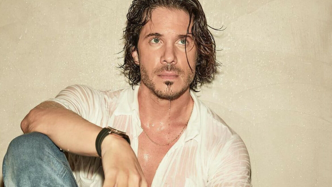 Νίκος Οικονομόπουλος: Η στιγμή που εκνευρίζεται όταν ένα πανέρι με λουλούδια «σκάει» στο πρόσωπό του