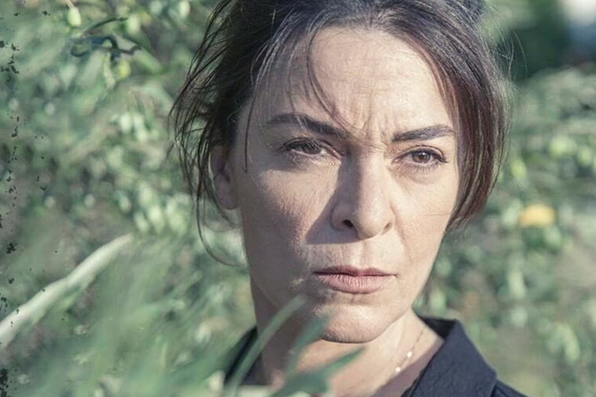 Σασμός: Η Μαρίνα μπουκάρει με όπλο στο γραφείο του Φαρμάκη!