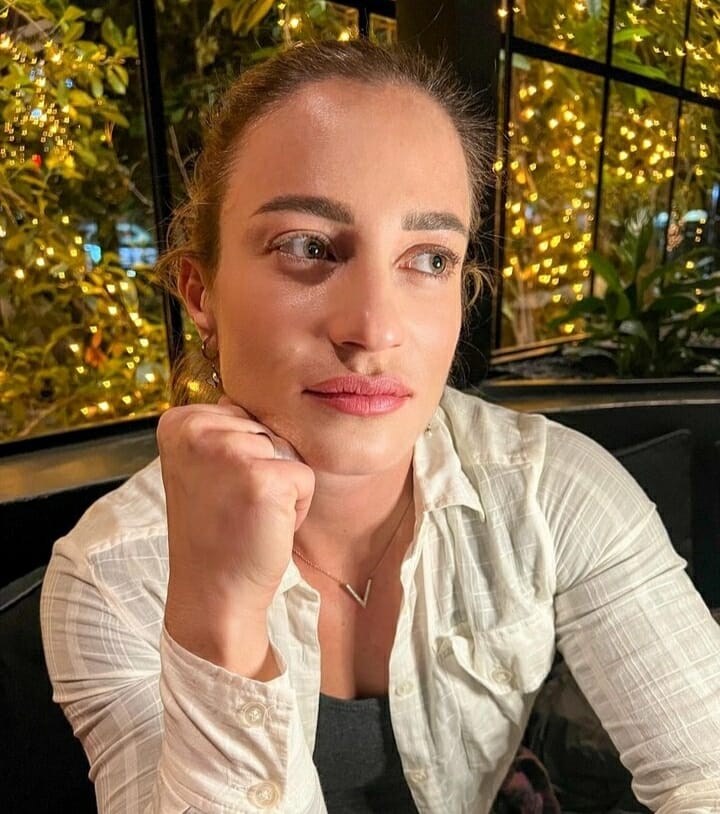 Survivor «Βόμβα»: Η Αφροδίτη Σκαφίδα τρώει κρυφά και μοιράζει φιλιά