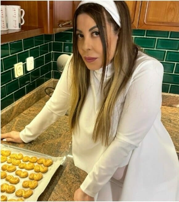 Άντζελα Δημητρίου: Ντυμένη στα λευκά φτιάχνει κουλουράκια για το Πάσχα