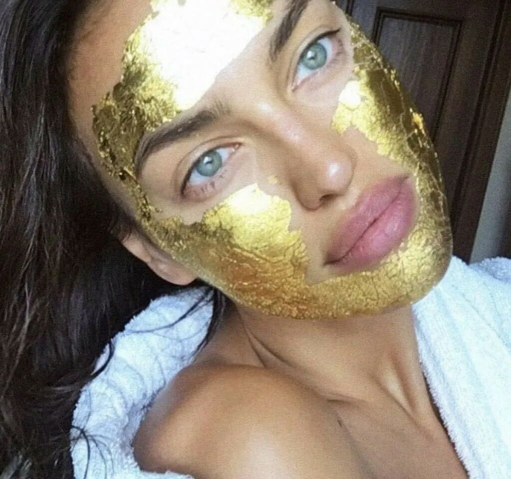 Χρυσή μάσκα προσώπου: Ποια είναι τα οφέλη της και γιατί την λατρεύουν οι σταρ του Χόλυγουντ