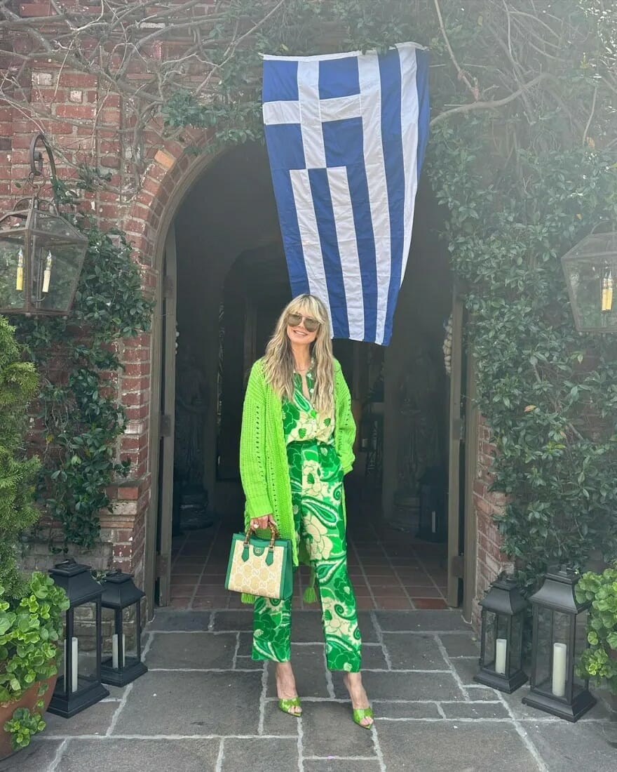 Χάιντι Κλουμ: Πάσχα αλά ελληνικά για το μοντέλο - Τσούγκρισε αυγά και φωτογραφήθηκε με την Ελληνική σημαία