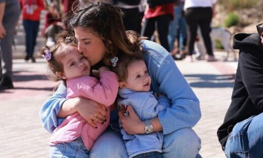 Χριστίνα Μπόμπα: Μαζί με τις δίδυμες στη Σίφνο για Πάσχα
