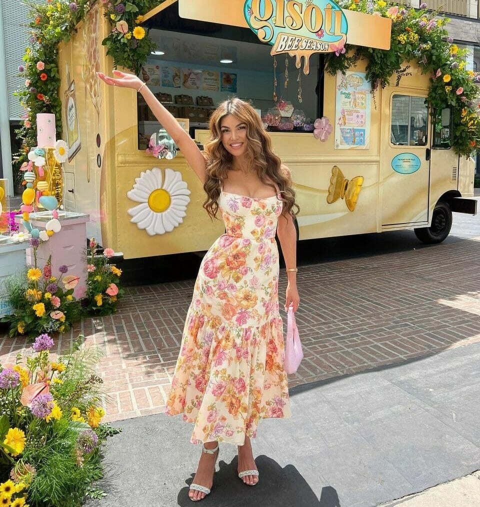 Πρωτομαγιά με φλοράλ: Δείτε οutfits που θα ανανεώσουν το στυλ σας