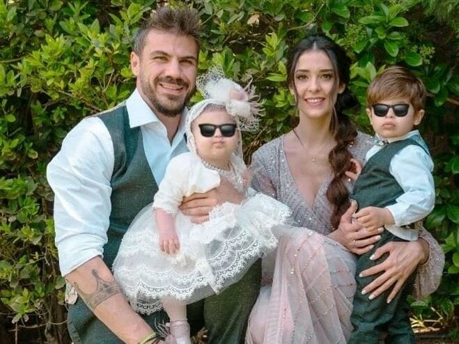 Άκης Πετρετζίκης: Η πρώτη ανάρτηση μετά την βάφτιση της κόρης του - Νέες φωτό