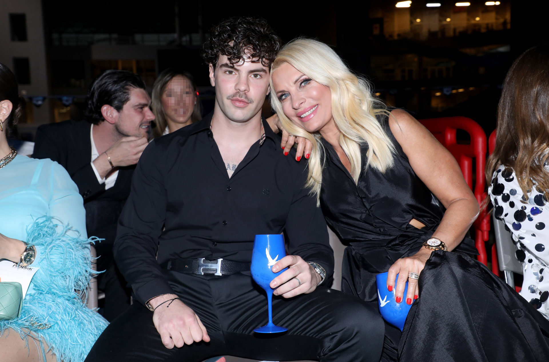 Ελένη Μενεγάκη: Σπάνια δημόσια εμφάνιση με τον γιο της, Άγγελο Λάτσιο