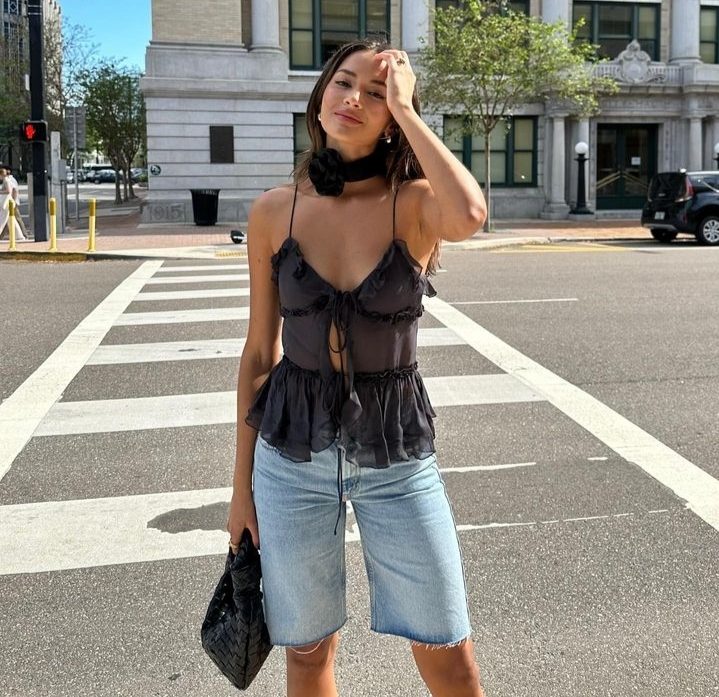 Μακριά τζιν σορτσάκια: Το αγαπημένο ρούχο των celebrities - Πώς να το φορέσεις