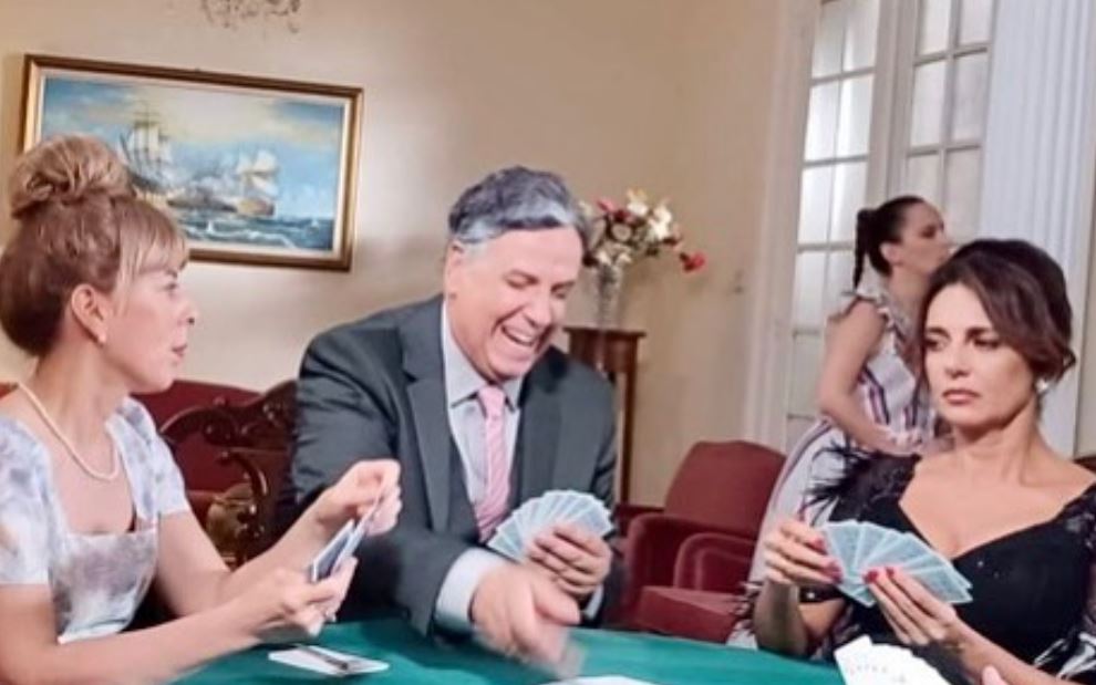 «Μαυρογιαλούρος»: Reunion για «Κατακουζηνό», «Γκαρσόνα Β» και «ταπεινό χαμομηλάκι» - «Φωτιά» στο twitter!