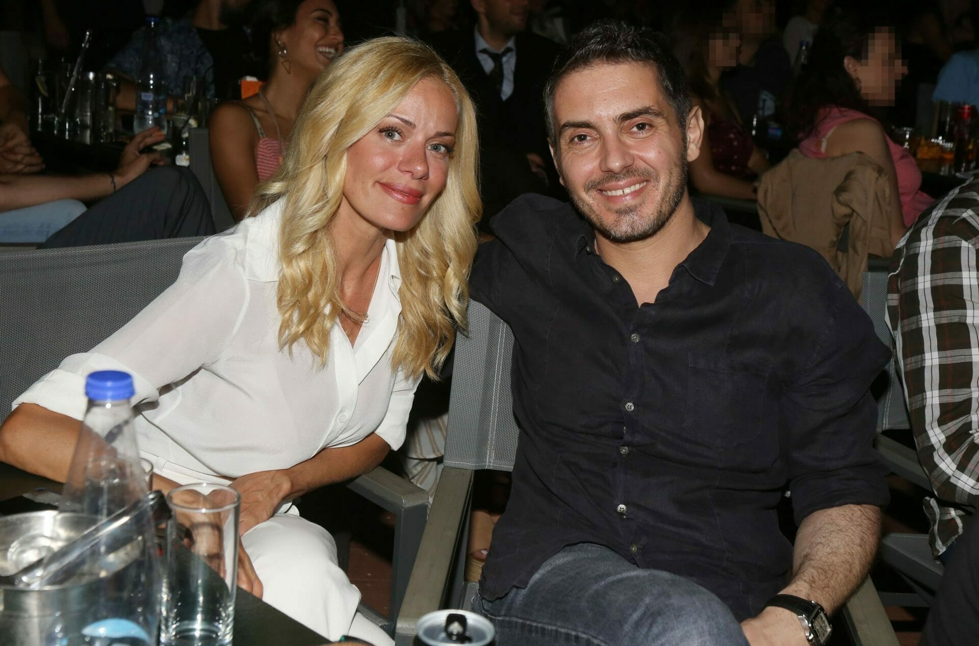 Μιχάλης Χατζηγιάννης: Πήγε να παρακολουθήσει τη Μακρυπούλια στο θέατρο - Της έδωσε κόκκινο τριαντάφυλλο