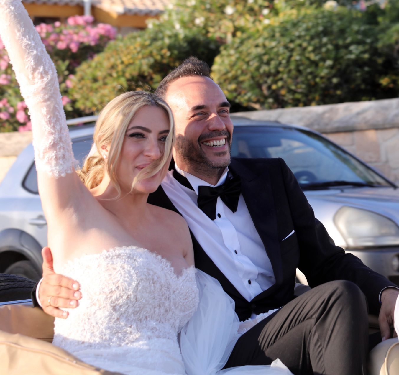 Πάνος Μουζουράκης & Μαριλού Κόζαρη: Μαραβέγιας, Παπαρίζου, Ζουγανέλη τραγουδήσαν στον γάμο τους