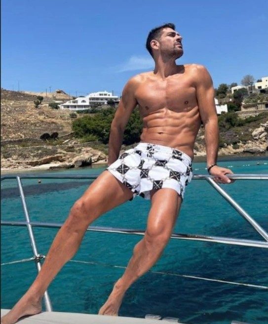 Γιάννης Σπαλιάρας: Έκανε φωτογράφιση στο πολυτελές σκάφος που έκανε διακοπές ο Έλον Μασκ